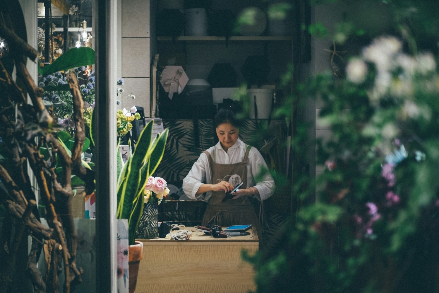 Fleuriste au travail dans sa boutique