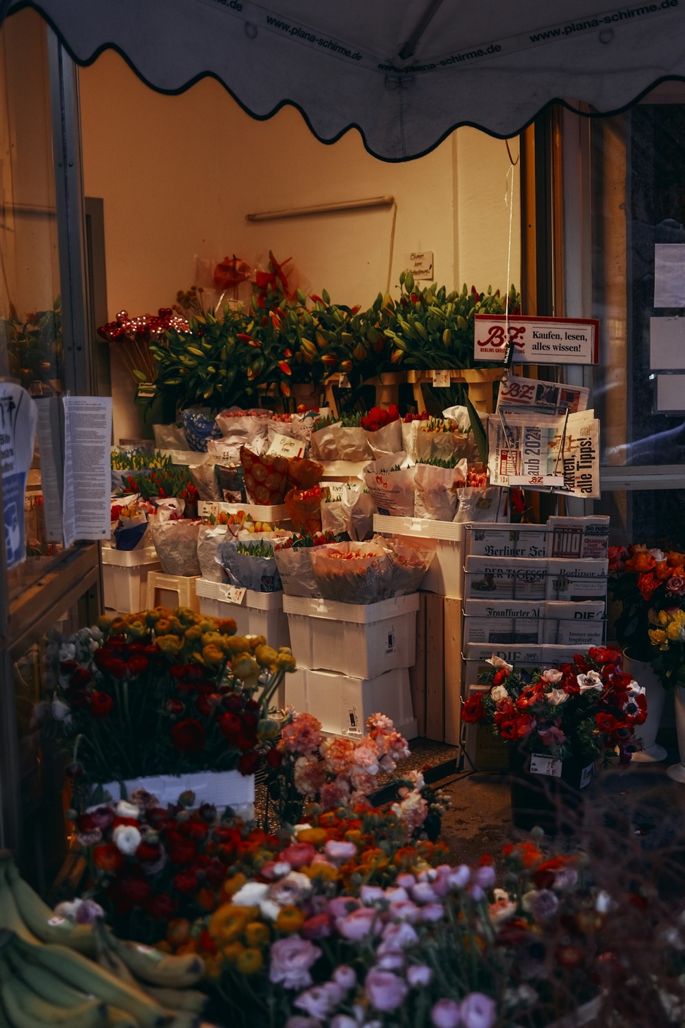 Étal de fleurs en soirée