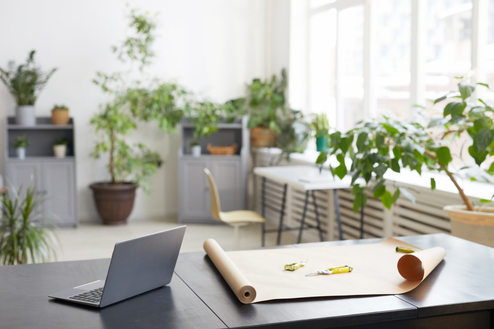 Espace de travail fleuri et verdoyant