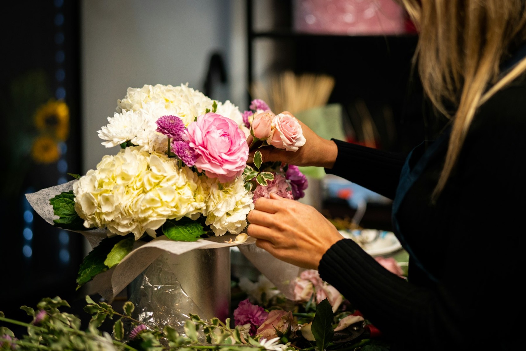 Fleuriste composant un bouquet
